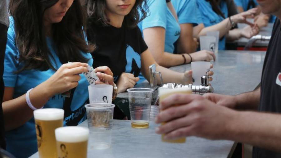 Las autoridades alertan de un incremento del consumo de alcohol entre los más jóvenes. En Tarragona el 73% de los adolescentes de 15 y 16 años han probado el alcohol. Foto: pere ferré