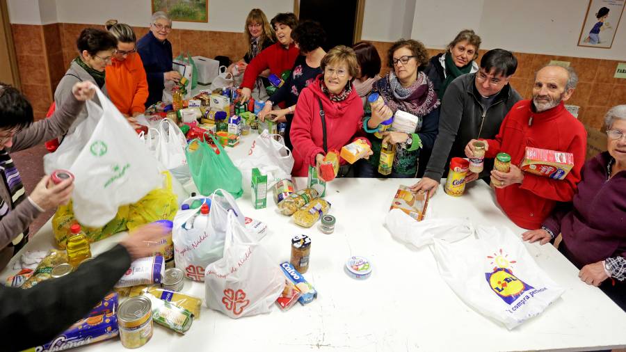 Voluntarios de CÃ¡ritas clasificando alimentos el pasado mes de diciembre. FOTO: LLUÃ�S MILIÃ�N/DT