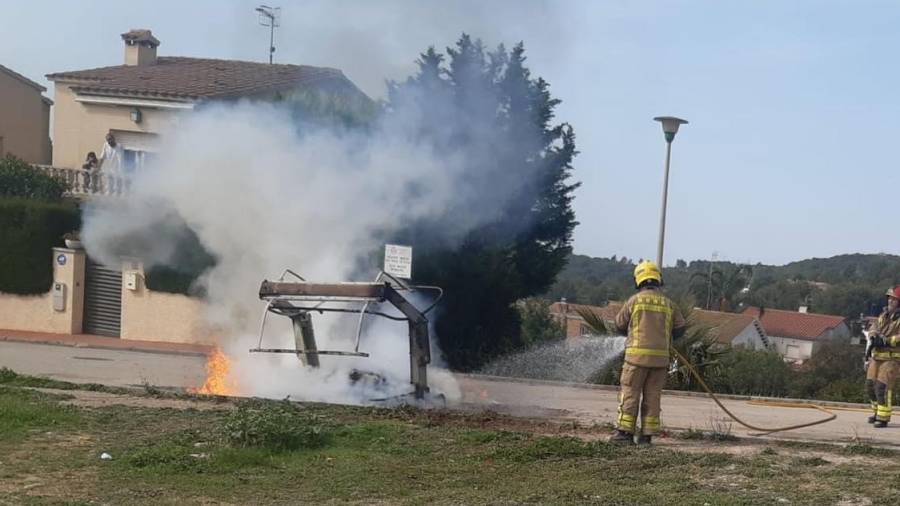 Un fuego destroza un coche en El Vendrell