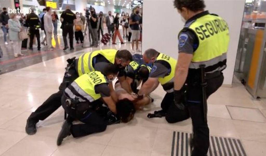 Expulsado un agente por patear y agredir a una mujer en Barcelona
