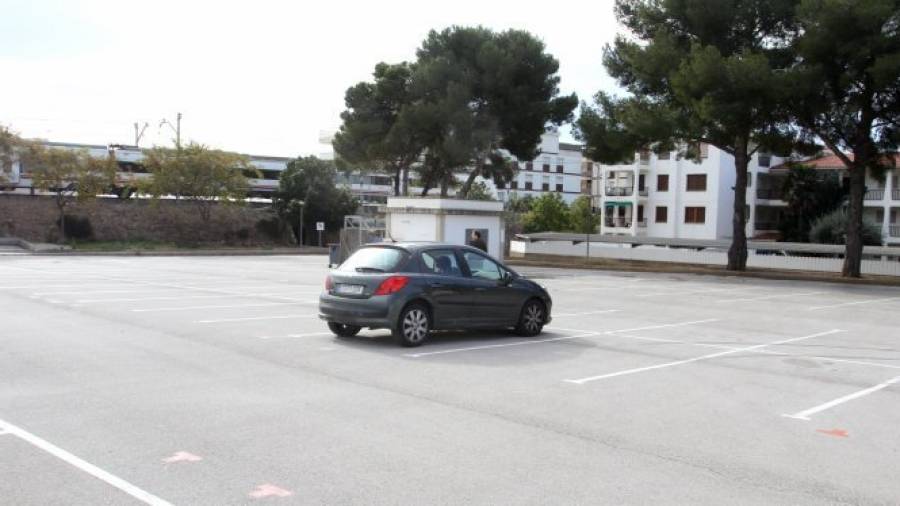 El aparcamiento donde se instala el mercadillo en verano está junto a las vías del tren. Foto: Lluís Milián