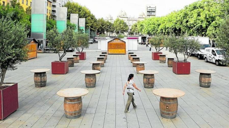 Panorámica de la plaza de la Llibertat, con los estands de la feria del vermut preparados para hoy. Foto: a.mariné