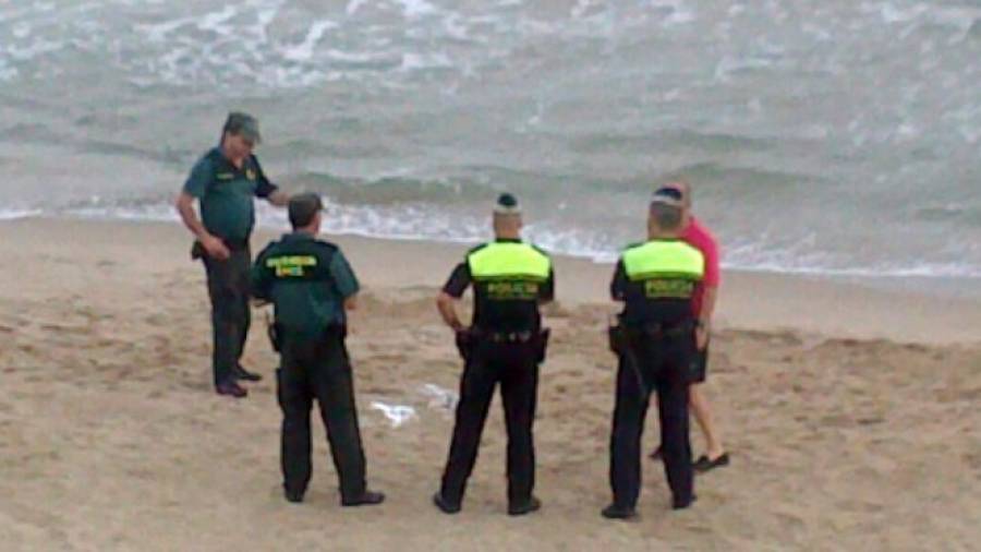 Imagen de archivo de un despliegue de la Guàrdia Urbana y la Guardia Civil en la playa del Miracle. FOTO: DIMI MAMZERIDIS