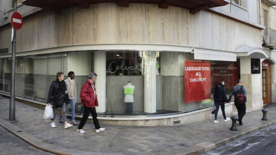 La tienda Calvet, en la Plaça de la Font, cerró el 31 de diciembre. Las causas fueron la renta antigua y la jubilación de Josep, responsable de un negocio que abrió en 1948. Foto: Pere Ferré