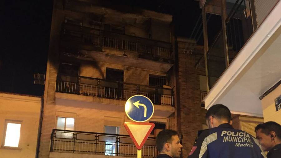 Estado en que qued&oacute; la fachada tras apagar el incendio. Emergencias Madrid