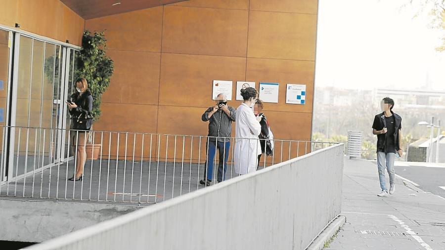 Imagen de recurso de la salida de Urgencias del Hospital Joan XXIII de Tarragona. Algunos usuarios y profesionales llevan mascarillas. FOTO: PERE FERRÉ