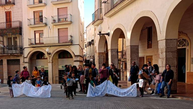 Dilluns van manifestar-se a l’Ajuntament de Valls abans del ple municipal. Foto: AFA Els Baltis