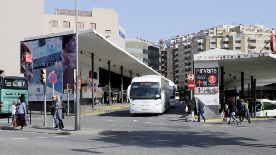 Imagen del pasado viernes de la estación de autobuses de Tarragona, que enlaza con las principales localides de la demarcación. Foto: Lluís Milian
