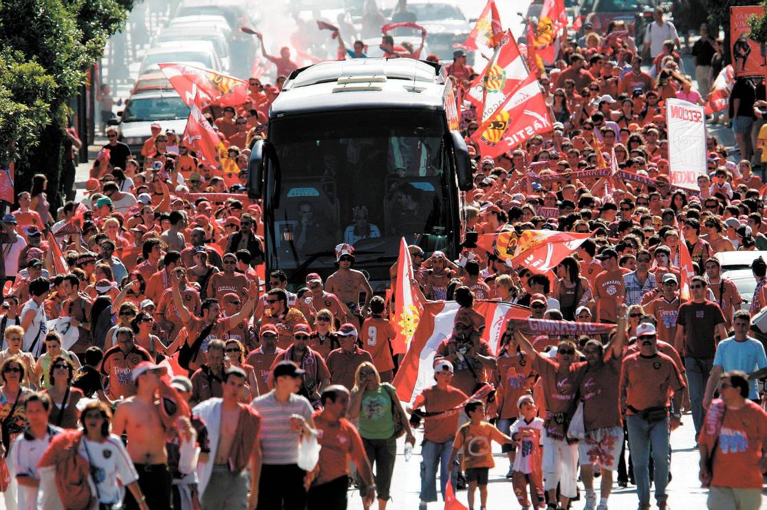 El recibimiento en bus a los jugadores del Nàstic es una tradición habitual en los grandes días. Foto: DT