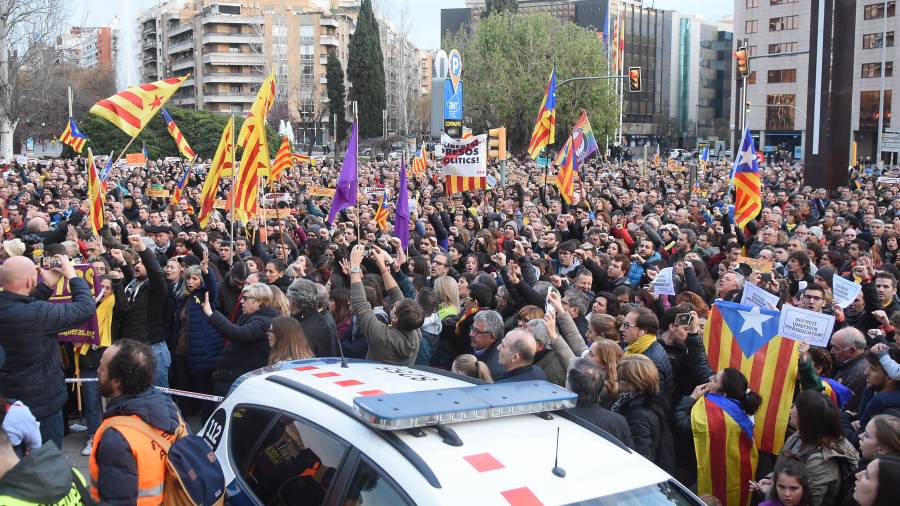 1. Unas cinco mil personas se reunieron en la Pla&ccedil;a Imperial Tarraco para pedir que Alemania no extradite a Puigdemont.
