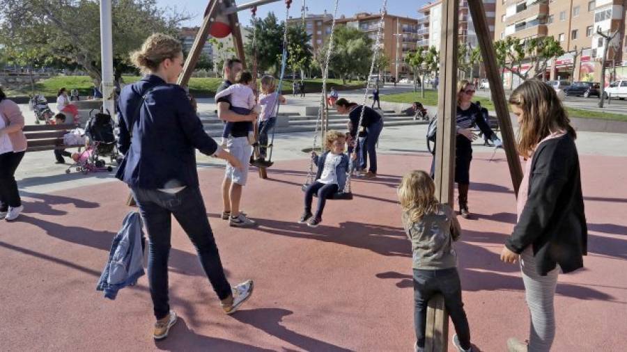 El parque infantil del Parc de les Lletres Catalanes se llena de niños y padres a la salida del cole cada tarde. En la foto, Ángela, con sus hijas, Elna e Ivet.