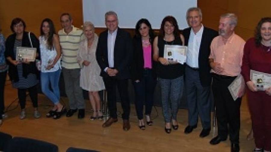 Miembros de la Associació de Familiars d´Alzheimer de Salou, con responsables municipales y los ganadores del concurso. Foto: Dt