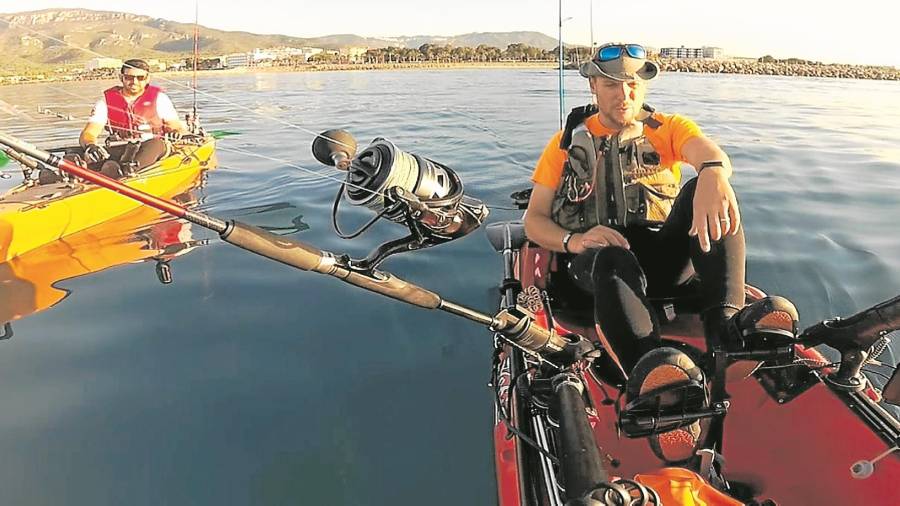 Oscar Sanchez &lsquo;Moski&rsquo; y Miki Linares, con sus kayaks equipados con las ca&ntilde;as y distintosartilugios para pescar. &nbsp;FOTO: cedida