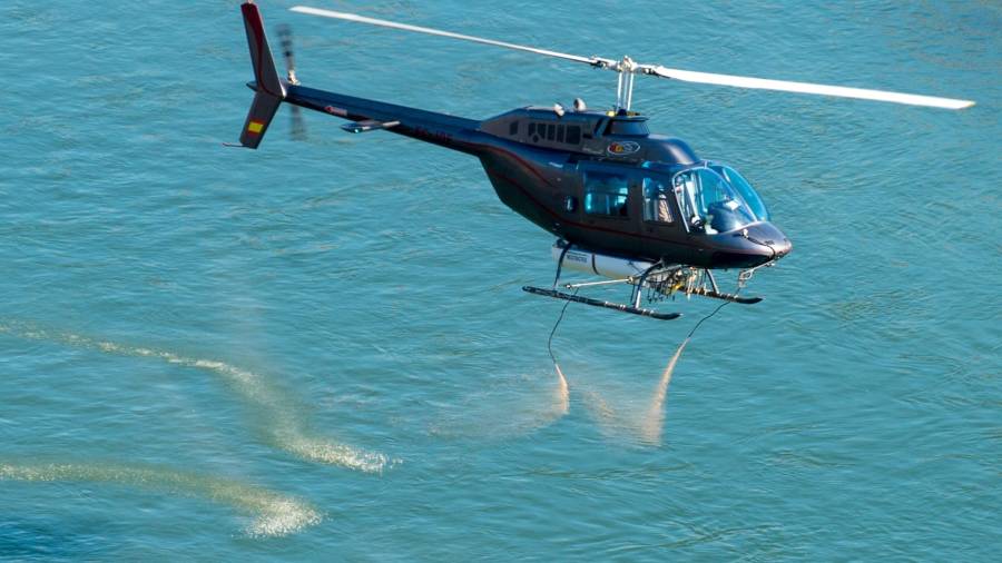 Tractament contra la mosca negra amb un helicòpter, al riu Ebre. Foto: Joan Revillas