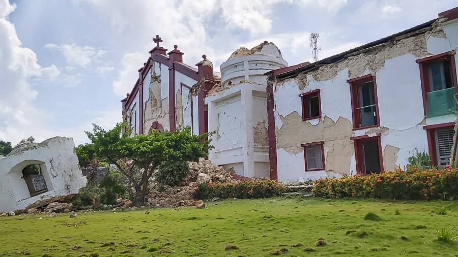Destrozos ocasionados por los terremotos en una iglesia en Itbayat. FOTO:EFE