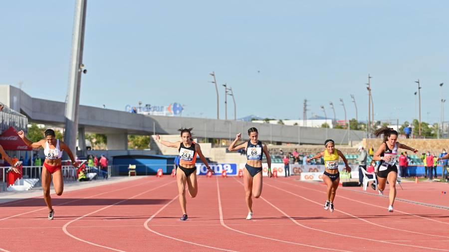 La prueba femenina de los 100 metros lisos. FOTO: Alfredo González