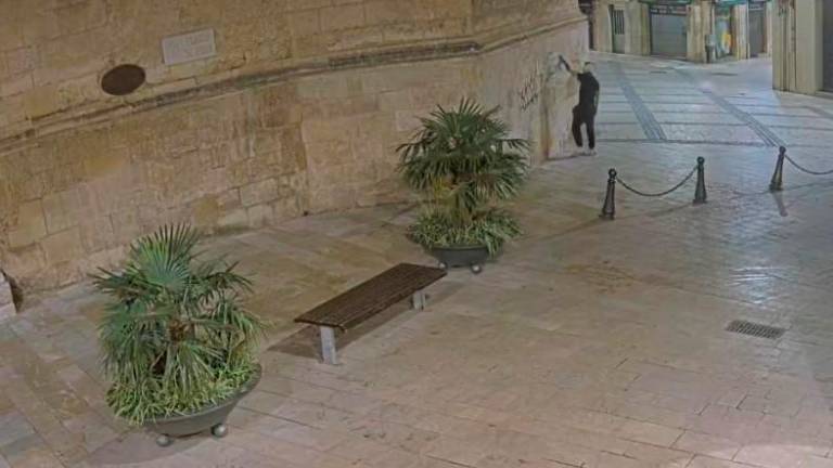 Les càmeres de seguretat han permès identificar l’autor de la pintada. Foto: Ajuntament de Reus