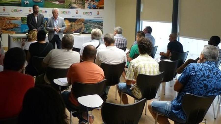 El alcalde de Salou presenta el programa a los participantes en el plan de ocupación. Foto: Dt