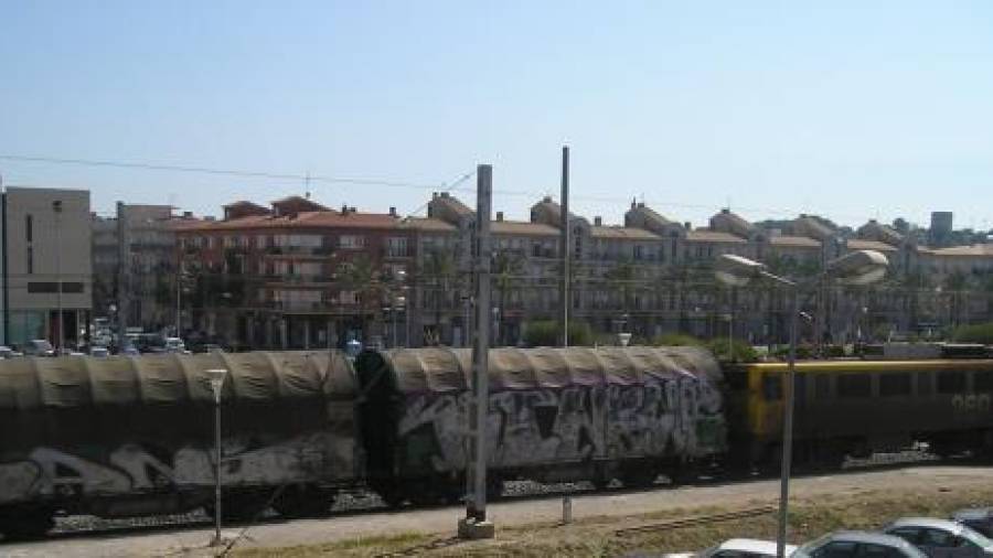 Un tren a su paso por El Vendrell.