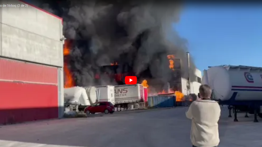 El fuego ha destrozado cinco camiones.