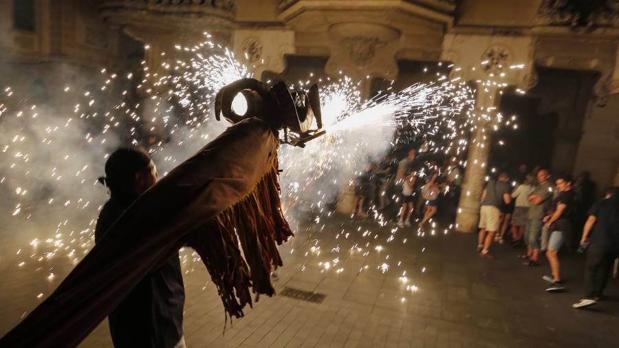 Los elementos festivos de fuego, protagonistas en Reus. Foto: P.Ferr&eacute;/DT