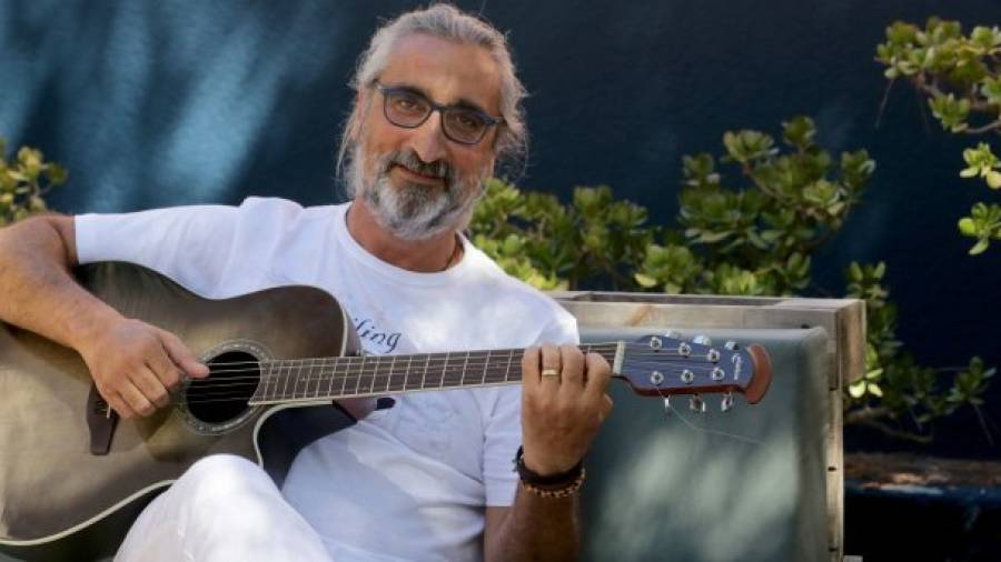 El músico Ernesto González, ayer por la tarde en Torredembarra, donde reside. Foto: lluís milián