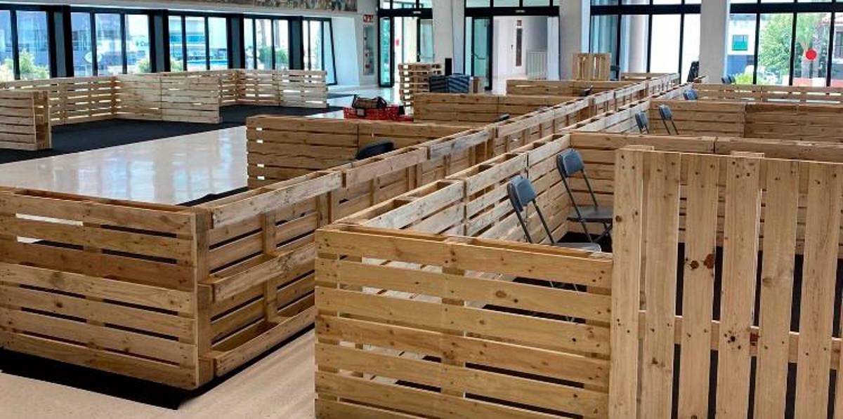 La sala grande del Tabaris se ha compartimentado para los diferentes expositores y atención a los clientes. La sala grande del Tabaris se ha compartimentado para los diferentes expositores y atención a los clientes.