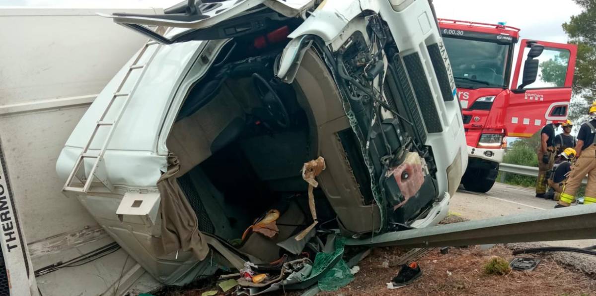 Estado de la cabina del camión tras el accidente. Foto: Cedida Estado de la cabina del camión tras el accidente. Foto: Cedida