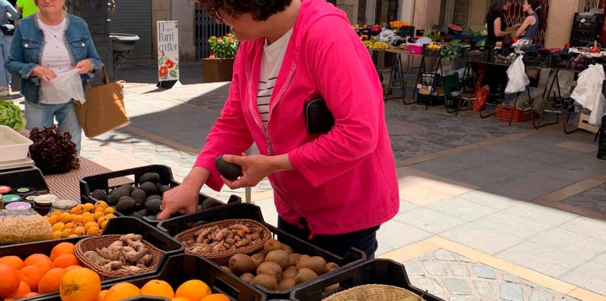 Rosa Maria Ibarra, comprando este sábado. Foto: Cedida Rosa Maria Ibarra, comprando este sábado. Foto: Cedida