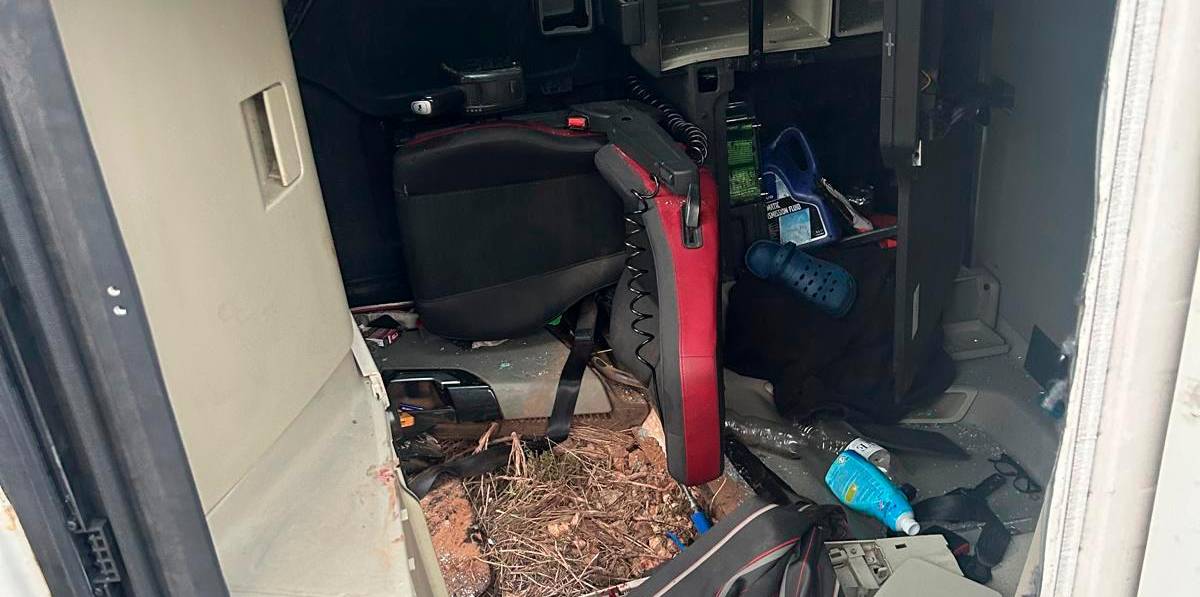 El camionero ha sido extraido por el techo de la cabina. Foto: cedida El camionero ha sido extraido por el techo de la cabina. Foto: cedida