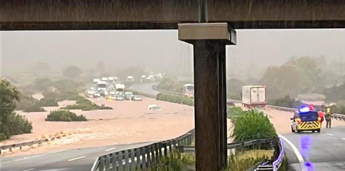 La AP-7 cortada a causa del aguacero. Foto: Mossos La AP-7 cortada a causa del aguacero. Foto: Mossos