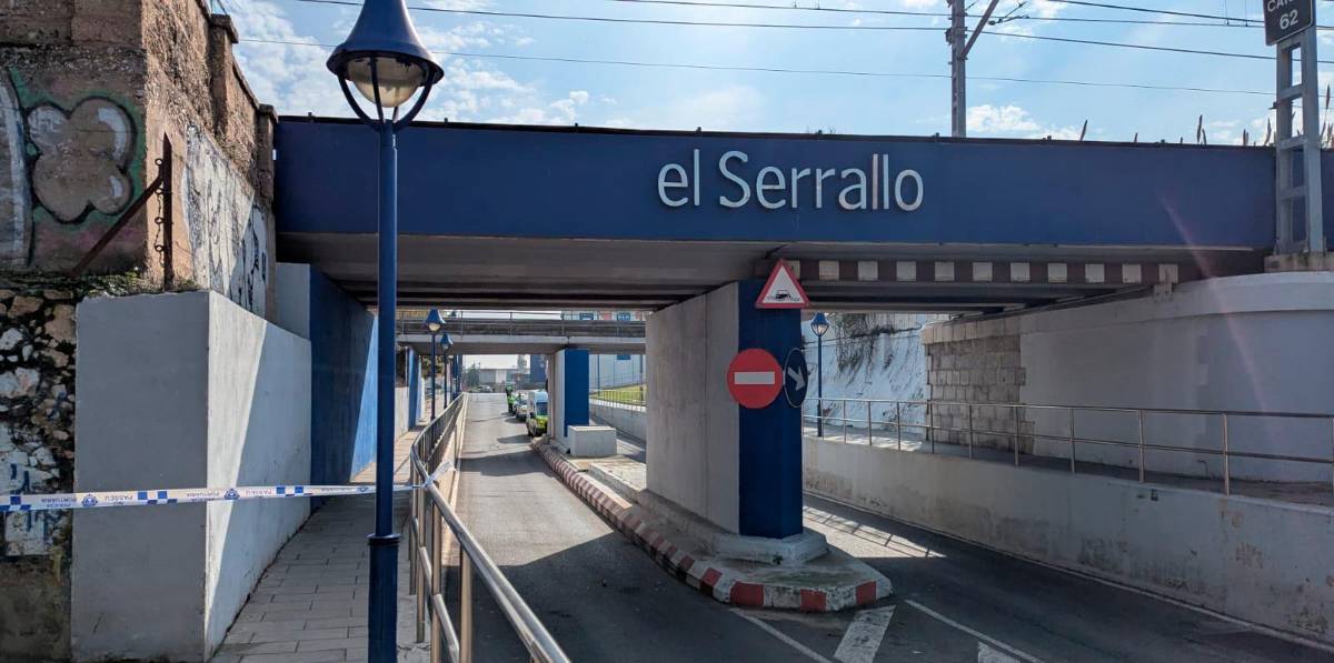 El paso inferior ha quedado cortado al tráfico a la espera de poder garantizar la circulación de coches y de trenes. Foto: À. Ullate El paso inferior ha quedado cortado al tráfico a la espera de poder garantizar la circulación de coches y de trenes. Foto: À. Ullate
