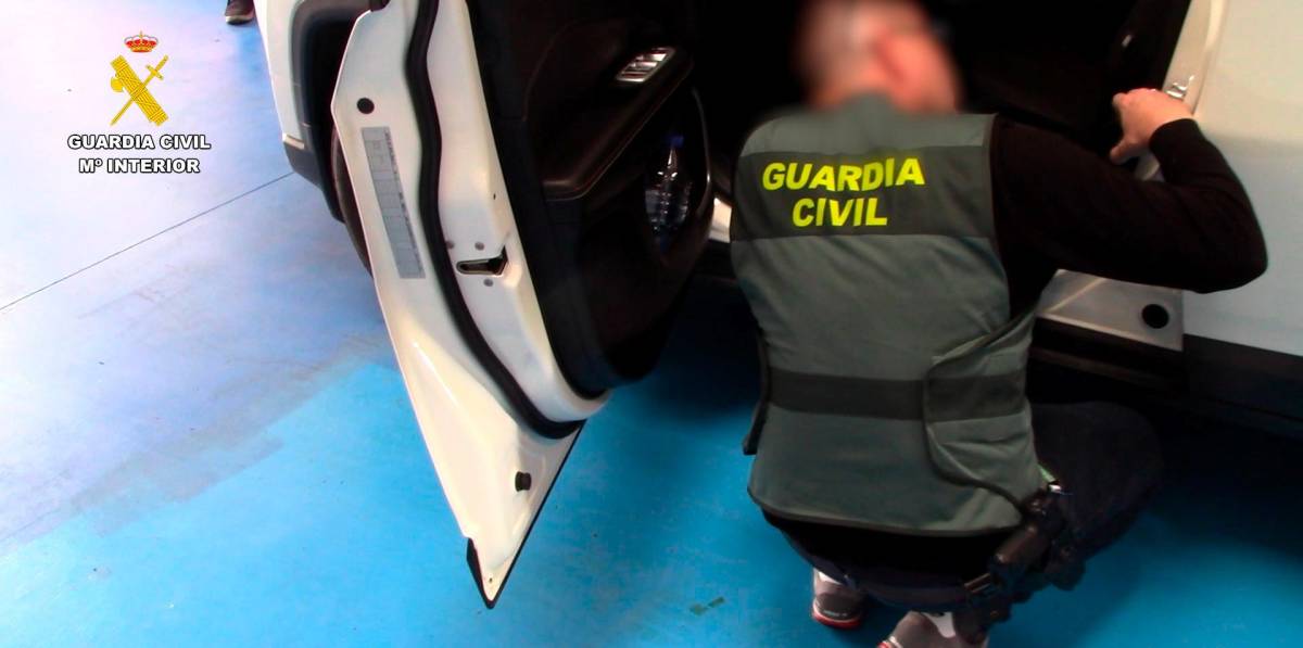 Un agente durante una inspección. Foto: Guardia Civil