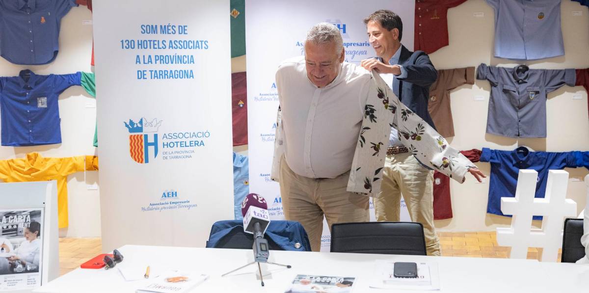 Josep Maria Rovira, president de la Cambra de Comerç de Valls, va rebre la mítica jaqueta de cuina de l’AEHT. FOTO: ÀNGEL ULLATE Josep Maria Rovira, president de la Cambra de Comerç de Valls, va rebre la mítica jaqueta de cuina de l’AEHT. FOTO: ÀNGEL ULLATE