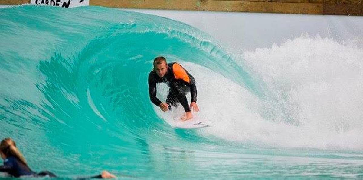 Un surfer en una de las lagunas de la empresa. FOTO: WAVEGARDEN Un surfer en una de las lagunas de la empresa. FOTO: WAVEGARDEN
