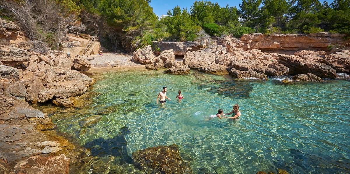 Una espectacular cala con agua cristalina. Una espectacular cala con agua cristalina.