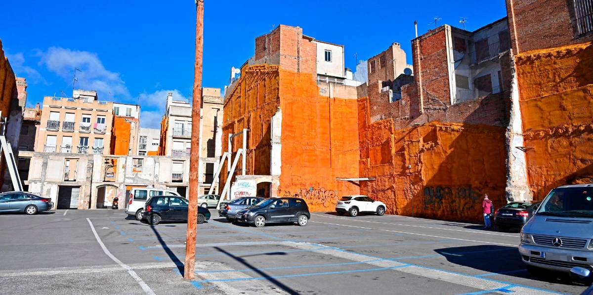 El actual parking de la calle Sant Benet es donde irá el futuro CAP, un parking subterráneo y 70 viviendas. FOTO: Alfredo González El actual parking de la calle Sant Benet es donde irá el futuro CAP, un parking subterráneo y 70 viviendas. FOTO: Alfredo González