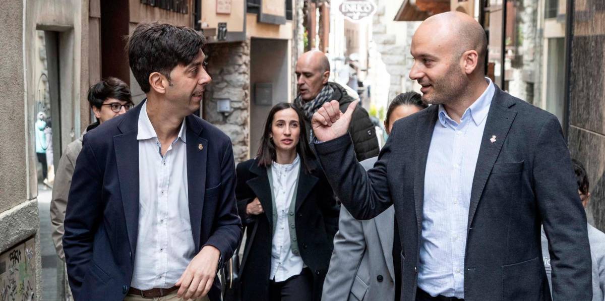 A la dreta, el regidor de Turisme de Valls, Joan Ibarra; amb el cònsol major d’Andorra la Vella, Sergi González; i al darrere, la cònsol menor, Olalla Losada. FOTO: Cedida A la dreta, el regidor de Turisme de Valls, Joan Ibarra; amb el cònsol major d’Andorra la Vella, Sergi González; i al darrere, la cònsol menor, Olalla Losada. FOTO: Cedida