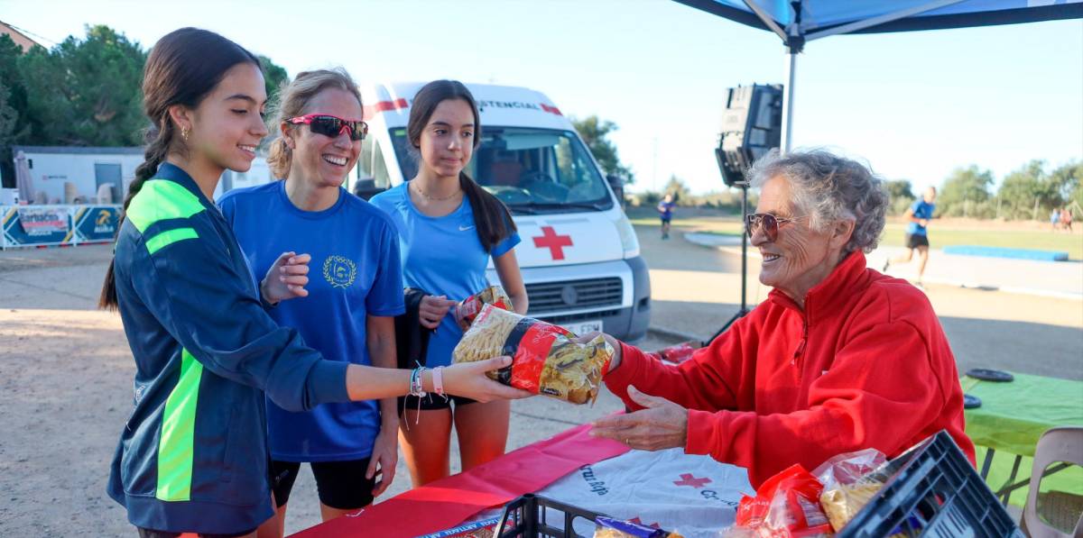 Creu Roja se encargó de recoger los alimentos donados a modo de inscripción y los entregará al Banc dels Aliments. Foto: Alba Mariné Creu Roja se encargó de recoger los alimentos donados a modo de inscripción y los entregará al Banc dels Aliments. Foto: Alba Mariné
