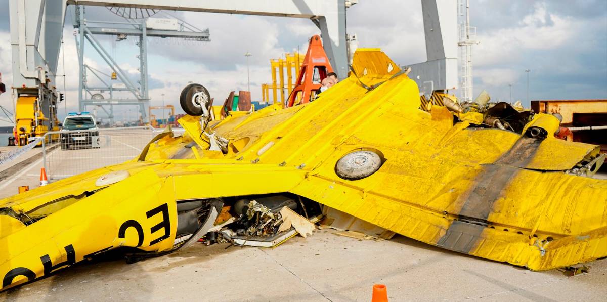 L’avioneta accidentada, després de ser recuperada del fons del mar, va ser portada al Port de Tarragona. FOTO: Port