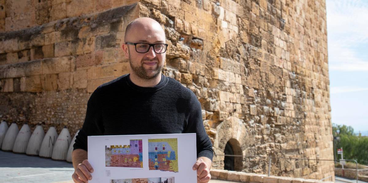 El conseller de Patrimoni, Hermán Pinedo, ha presentat el projecte al peu de la torre. FOTO: Tjerk van der Meulen El conseller de Patrimoni, Hermán Pinedo, ha presentat el projecte al peu de la torre. FOTO: Tjerk van der Meulen