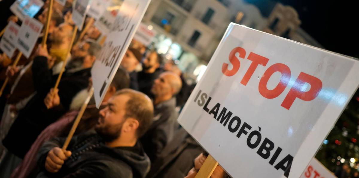 Manifetsantes, mostrando carteles de apoyo y de ‘stop islamofobia’. FOTO: Fabián Acidres