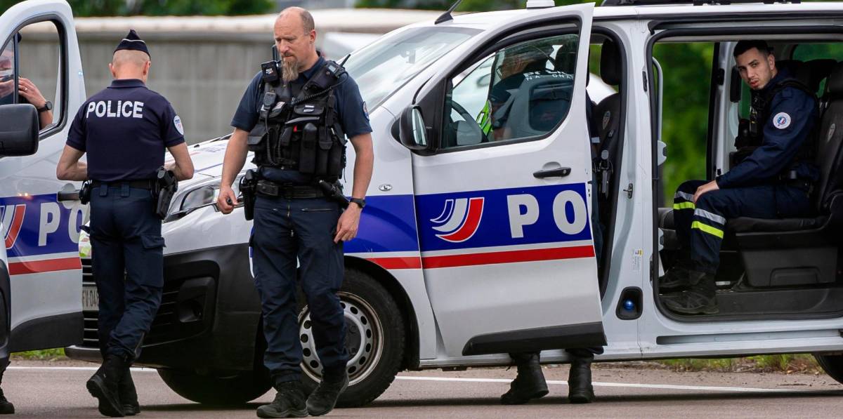 Dos gendarmes franceses. Foto: EFE Dos gendarmes franceses. Foto: EFE
