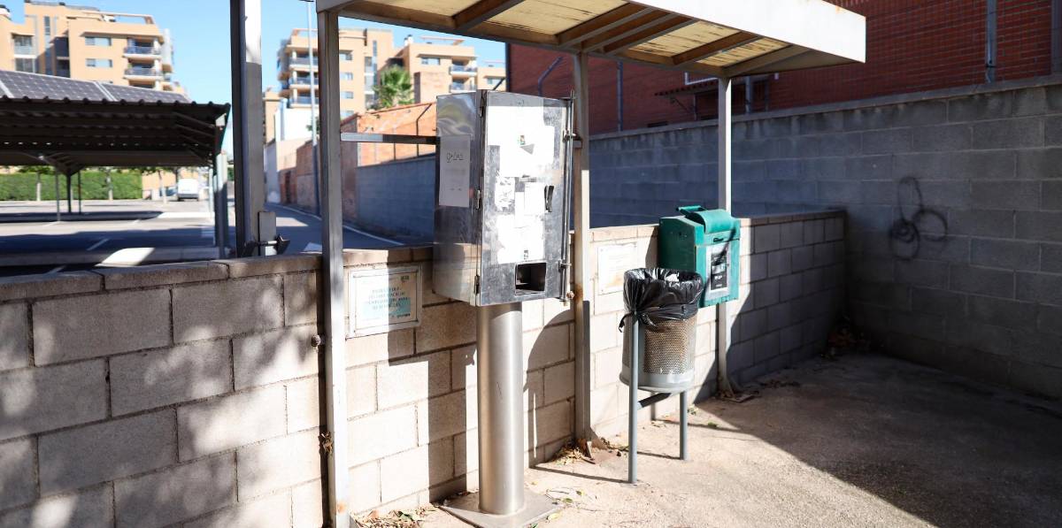 El dispensador de jeringuillas está ubicada enfrente del parque infantil. FOTO: Alba Mariné El dispensador de jeringuillas está ubicada enfrente del parque infantil. FOTO: Alba Mariné