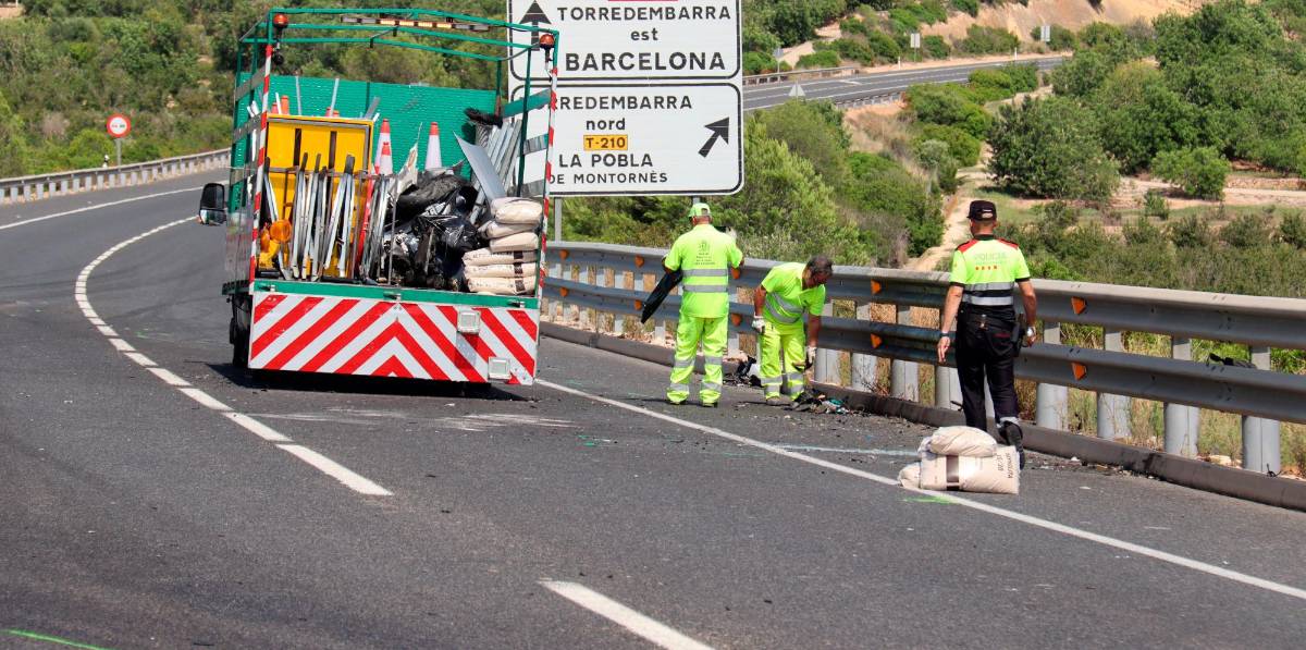 Operarios limpiando la calzada en el punto del accidente mortal. Foto: ACN Operarios limpiando la calzada en el punto del accidente mortal. Foto: ACN