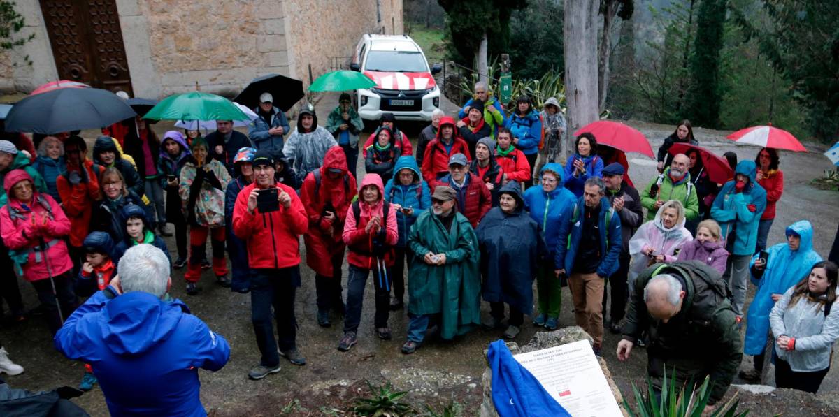 Un grup d’excursionistes han arribat fins la marca del GR. Foto: ACN Un grup d’excursionistes han arribat fins la marca del GR. Foto: ACN
