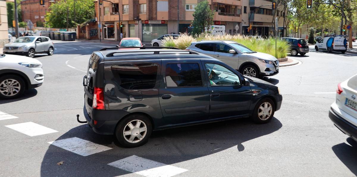 La rotonda que enlaza la avenida de Riudoms y Països Catalans suele ser problemática por la densidad de la avenida. FOTO: Alba Mariné La rotonda que enlaza la avenida de Riudoms y Països Catalans suele ser problemática por la densidad de la avenida. FOTO: Alba Mariné