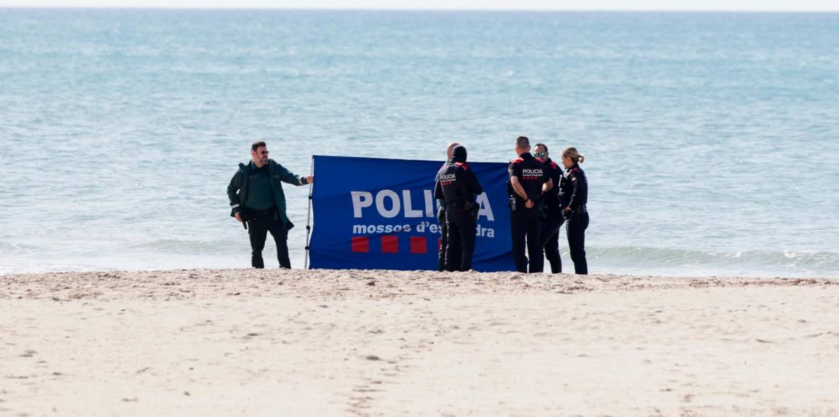 Mossos colaboró con la Benemérita y acordonó la zona donde estaba el cadáver. Foto: Alba Mariné Mossos colaboró con la Benemérita y acordonó la zona donde estaba el cadáver. Foto: Alba Mariné