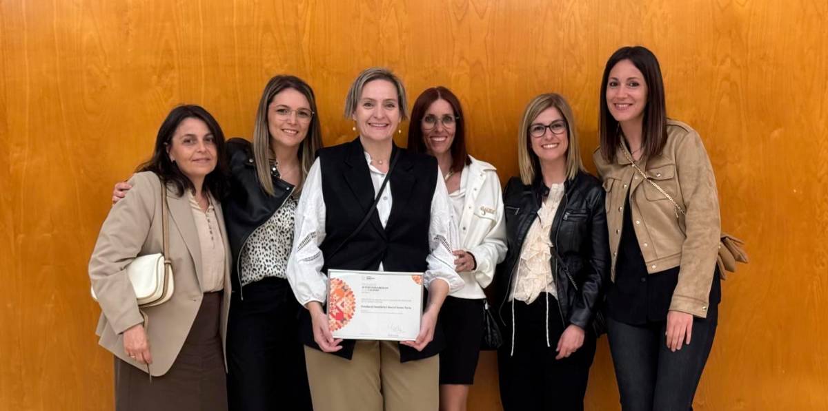 El equipo del área de la Gent Gran de la Xarxa Santa Tecla, con el premio, después del acto celebrado este miércoles en Barcelona El equipo del área de la Gent Gran de la Xarxa Santa Tecla, con el premio, después del acto celebrado este miércoles en Barcelona