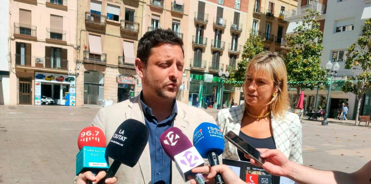 Rubén Viñuales, acompañado de la número 2 de los socialistas, Montse Adan. Foto: Cedida